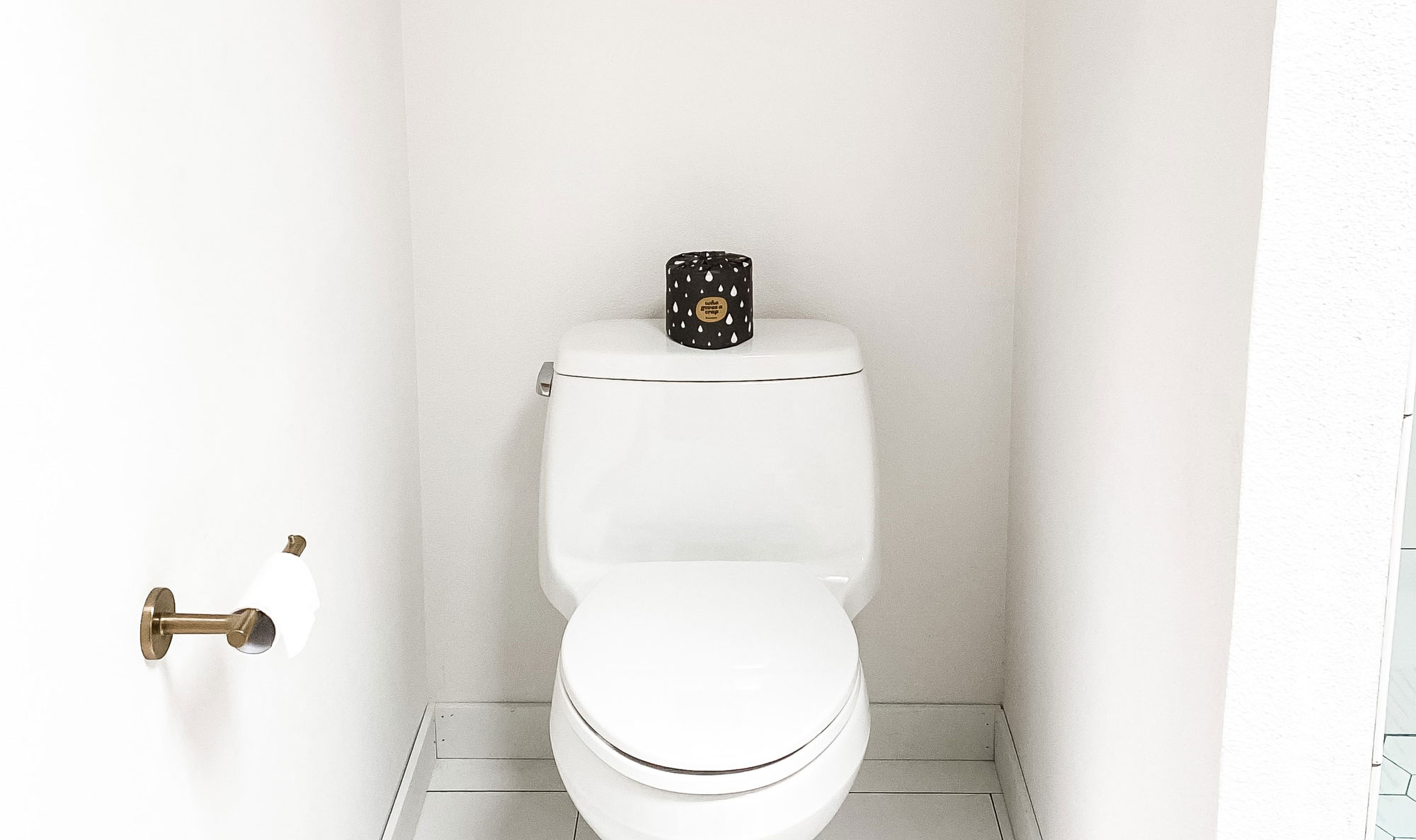Image of a toilet bowl and a toilet seat ready to sit on them in the bathroom.